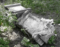 Поваленное дореволюционное надгробие на старом кладбище в Аксае